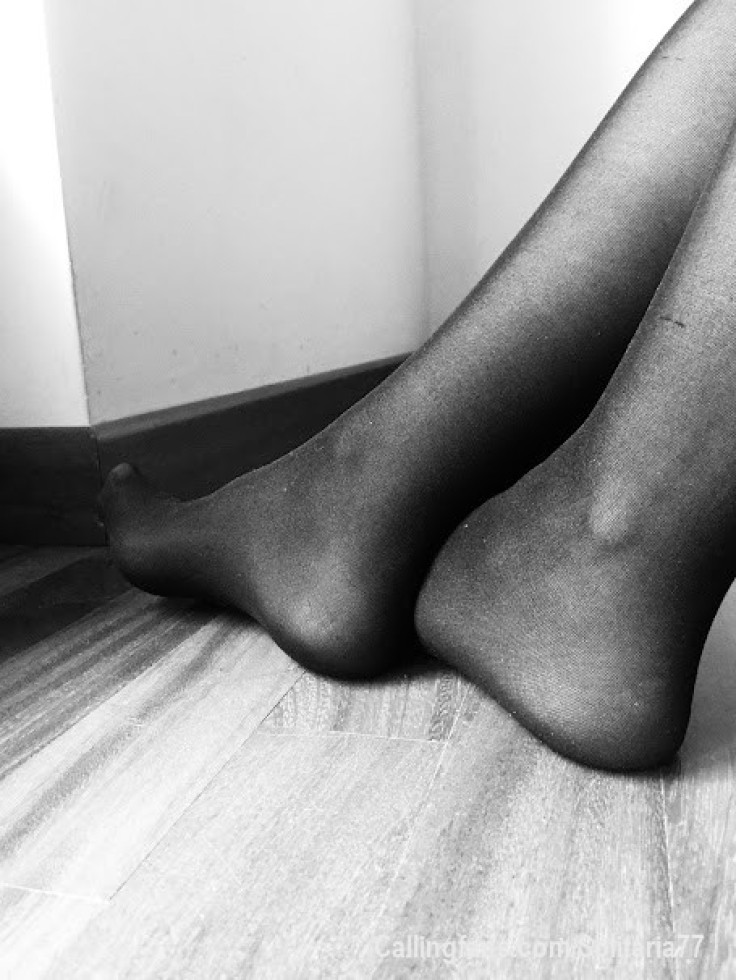 Collant neri su parquet